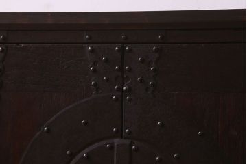 アンティーク家具　和製アンティーク　桐材　天板ヒノキ材　観音開き戸　鉄脚付き　立派な金具の箪笥ローチェスト(引き出し、テレビ台、桐箪笥、桐たんす)(1)