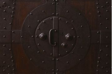 アンティーク家具　和製アンティーク　桐材　天板ヒノキ材　観音開き戸　鉄脚付き　立派な金具の箪笥ローチェスト(引き出し、テレビ台、桐箪笥、桐たんす)(1)