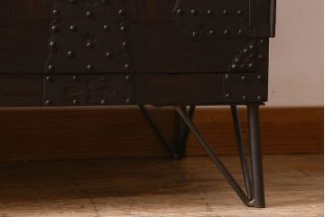 アンティーク家具　和製アンティーク　桐材　天板ヒノキ材　観音開き戸　鉄脚付き　立派な金具の箪笥ローチェスト(引き出し、テレビ台、桐箪笥、桐たんす)(1)
