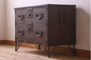 アンティーク家具　和製アンティーク　桐材　天板ヒノキ材　鉄脚付き　立派な金具の箪笥ローチェスト(引き出し、テレビ台、桐箪笥、桐たんす)(2)