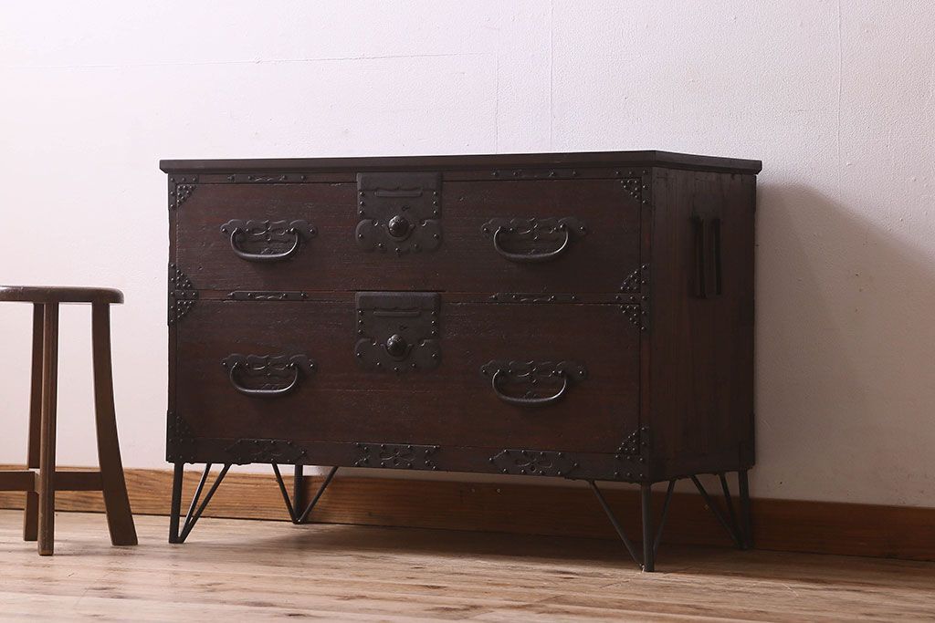 アンティーク家具　和製アンティーク　桐材　天板ヒノキ材　鉄脚付き　立派な金具の箪笥ローチェスト(引き出し、テレビ台、桐箪笥、桐たんす)(2)