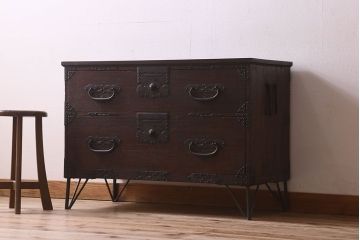 アンティーク家具　和製アンティーク　桐材　天板ヒノキ材　鉄脚付き　立派な金具の箪笥ローチェスト(引き出し、テレビ台、桐箪笥、桐たんす)(2)