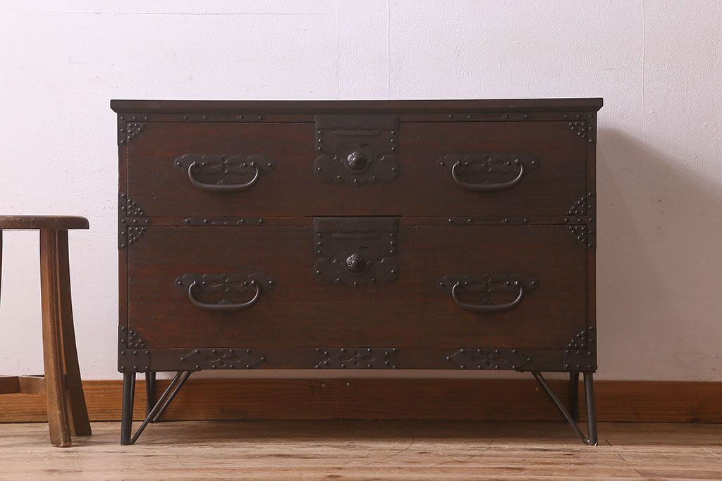 アンティーク家具　和製アンティーク　桐材　天板ヒノキ材　鉄脚付き　立派な金具の箪笥ローチェスト(引き出し、テレビ台、桐箪笥、桐たんす)(2)