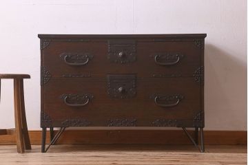 アンティーク家具　和製アンティーク　桐材　天板ヒノキ材　鉄脚付き　立派な金具の箪笥ローチェスト(引き出し、テレビ台、桐箪笥、桐たんす)(2)