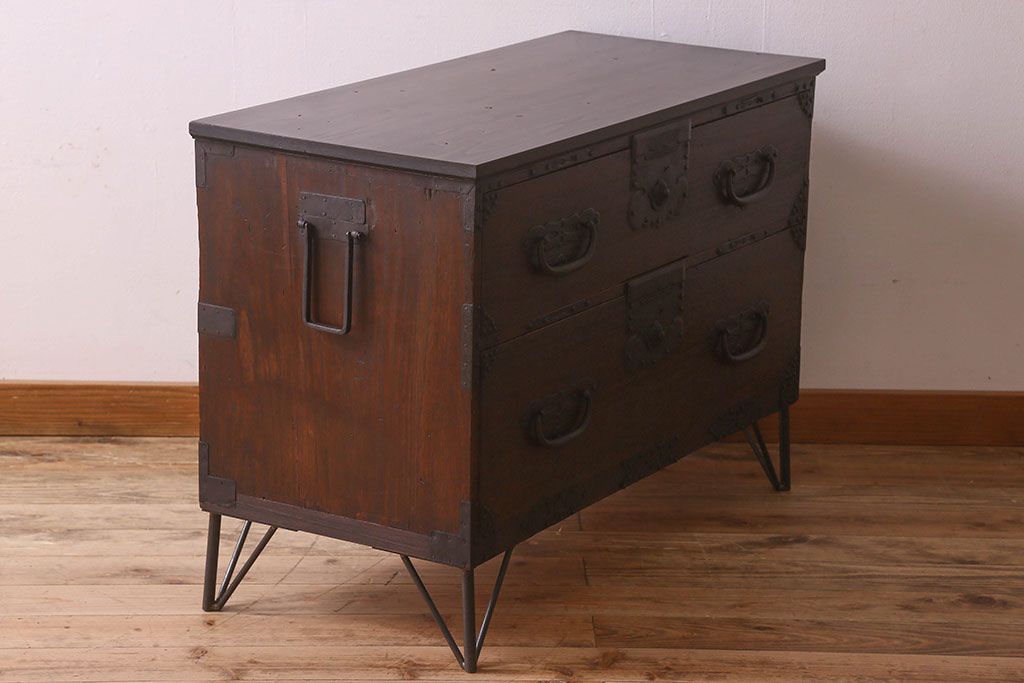 アンティーク家具　和製アンティーク　桐材　天板ヒノキ材　鉄脚付き　立派な金具の箪笥ローチェスト(引き出し、テレビ台、桐箪笥、桐たんす)(2)