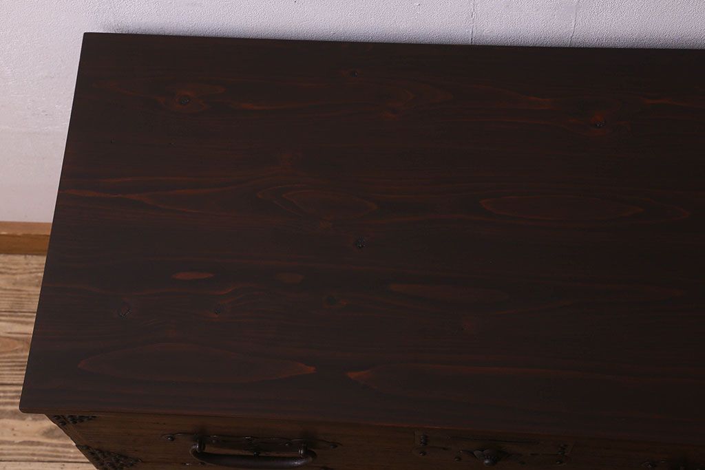 アンティーク家具　和製アンティーク　桐材　天板ヒノキ材　鉄脚付き　立派な金具の箪笥ローチェスト(引き出し、テレビ台、桐箪笥、桐たんす)(2)