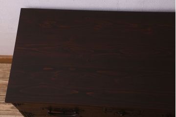 アンティーク家具　和製アンティーク　桐材　天板ヒノキ材　鉄脚付き　立派な金具の箪笥ローチェスト(引き出し、テレビ台、桐箪笥、桐たんす)(2)