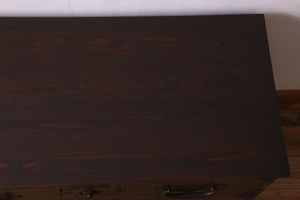 アンティーク家具　和製アンティーク　桐材　天板ヒノキ材　鉄脚付き　立派な金具の箪笥ローチェスト(引き出し、テレビ台、桐箪笥、桐たんす)(2)