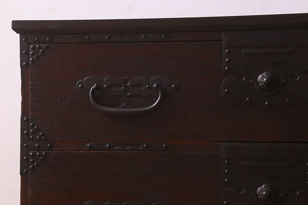 アンティーク家具　和製アンティーク　桐材　天板ヒノキ材　鉄脚付き　立派な金具の箪笥ローチェスト(引き出し、テレビ台、桐箪笥、桐たんす)(2)