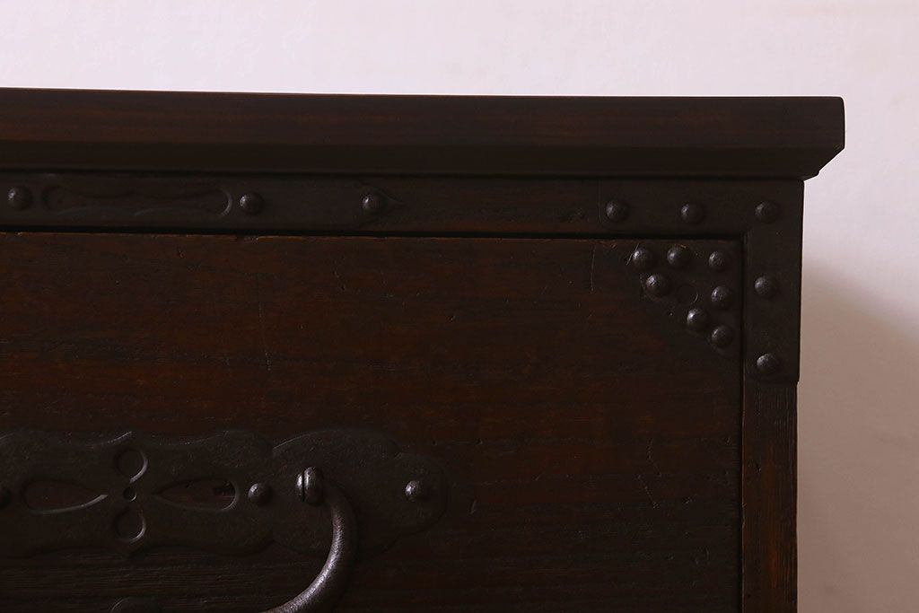 アンティーク家具　和製アンティーク　桐材　天板ヒノキ材　鉄脚付き　立派な金具の箪笥ローチェスト(引き出し、テレビ台、桐箪笥、桐たんす)(2)