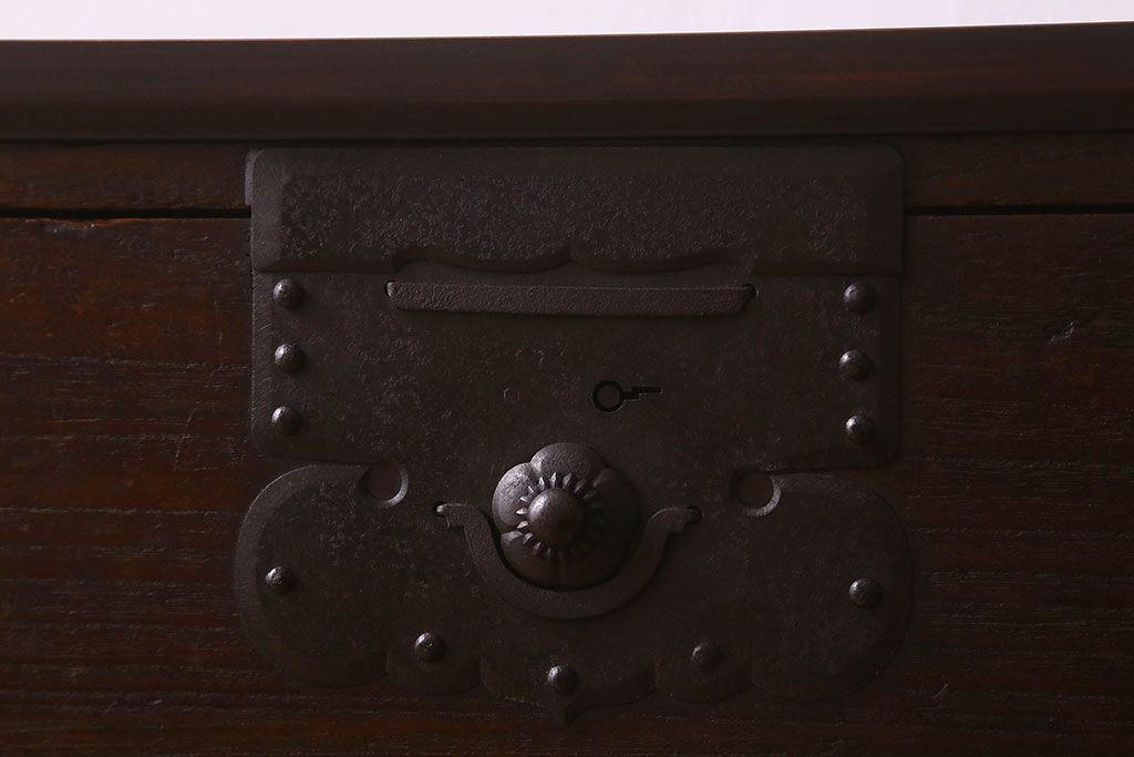 アンティーク家具　和製アンティーク　桐材　天板ヒノキ材　鉄脚付き　立派な金具の箪笥ローチェスト(引き出し、テレビ台、桐箪笥、桐たんす)(2)