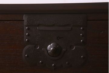 アンティーク家具　和製アンティーク　桐材　天板ヒノキ材　鉄脚付き　立派な金具の箪笥ローチェスト(引き出し、テレビ台、桐箪笥、桐たんす)(2)