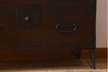 アンティーク家具　和製アンティーク　桐材　天板ヒノキ材　鉄脚付き　立派な金具の箪笥ローチェスト(引き出し、テレビ台、桐箪笥、桐たんす)(2)