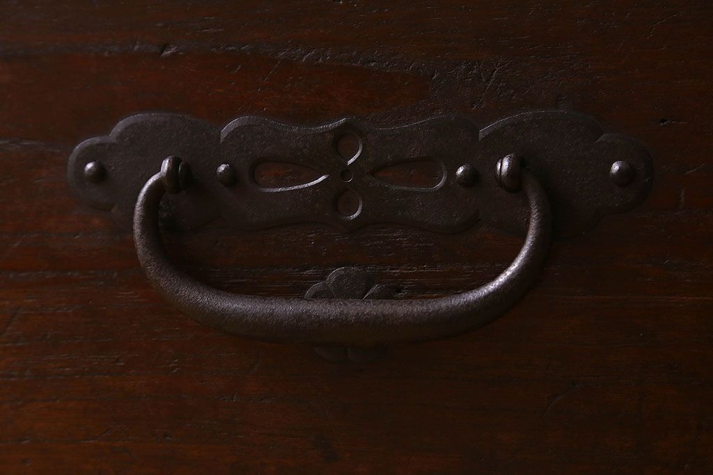 アンティーク家具　和製アンティーク　桐材　天板ヒノキ材　鉄脚付き　立派な金具の箪笥ローチェスト(引き出し、テレビ台、桐箪笥、桐たんす)(2)