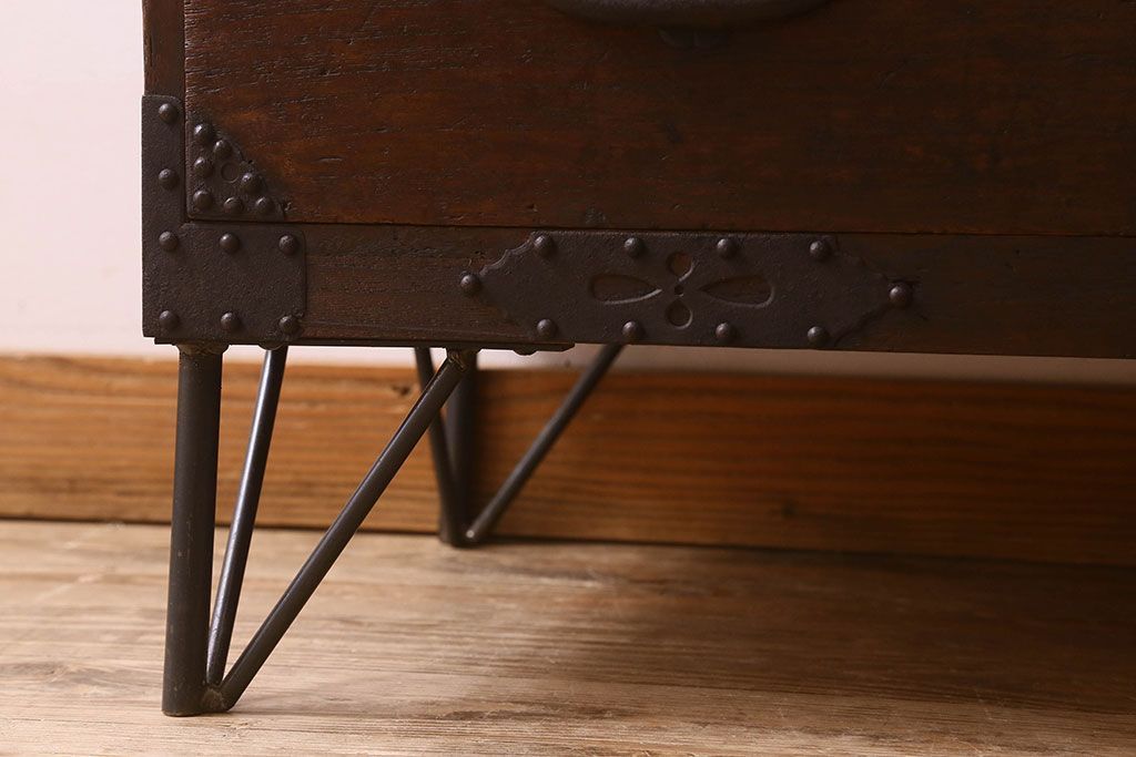 アンティーク家具　和製アンティーク　桐材　天板ヒノキ材　鉄脚付き　立派な金具の箪笥ローチェスト(引き出し、テレビ台、桐箪笥、桐たんす)(2)