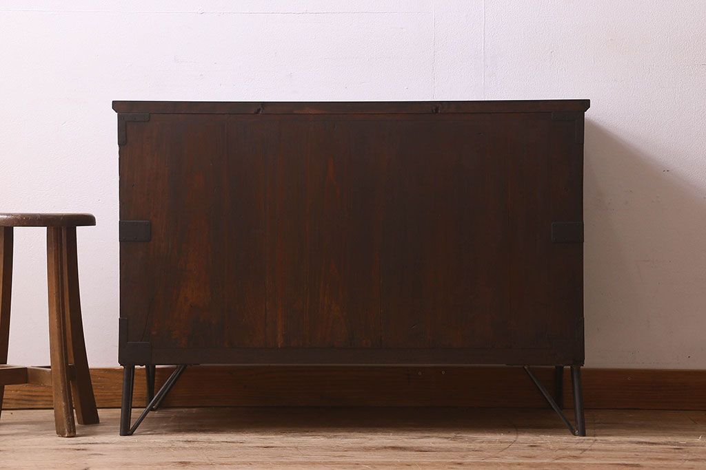 アンティーク家具　和製アンティーク　桐材　天板ヒノキ材　鉄脚付き　立派な金具の箪笥ローチェスト(引き出し、テレビ台、桐箪笥、桐たんす)(2)