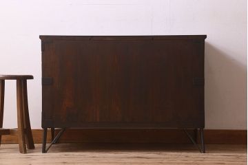 アンティーク家具　和製アンティーク　桐材　天板ヒノキ材　鉄脚付き　立派な金具の箪笥ローチェスト(引き出し、テレビ台、桐箪笥、桐たんす)(2)