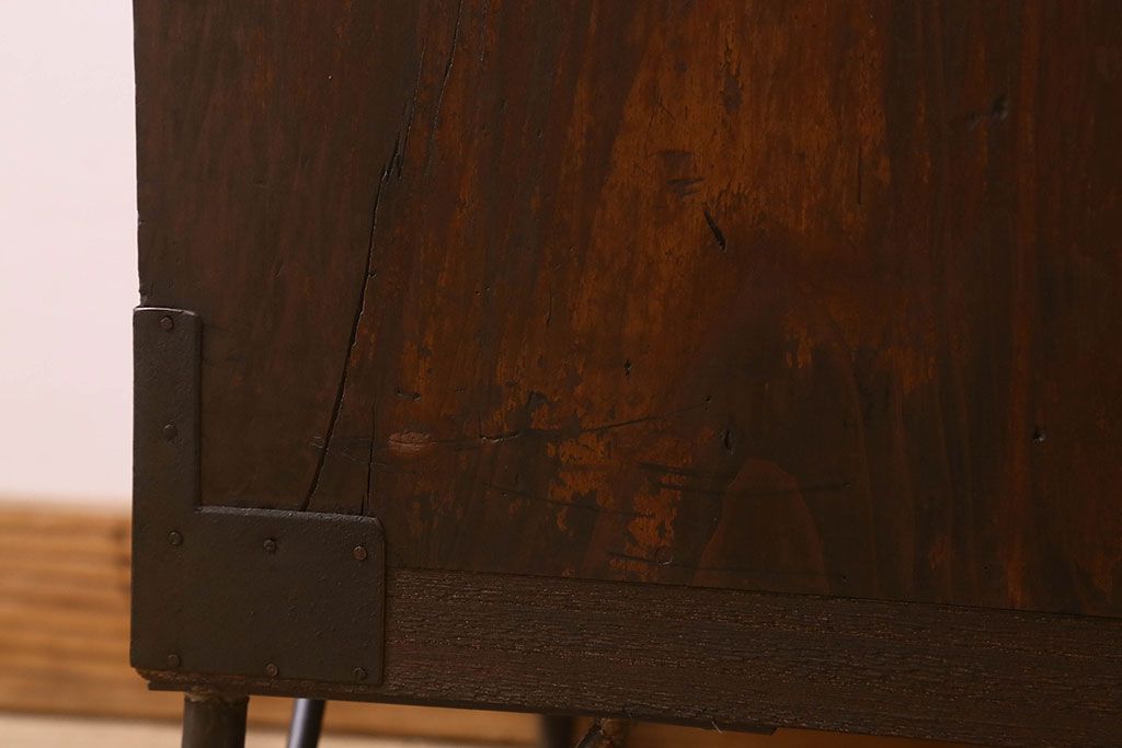 アンティーク家具　和製アンティーク　桐材　天板ヒノキ材　鉄脚付き　立派な金具の箪笥ローチェスト(引き出し、テレビ台、桐箪笥、桐たんす)(2)