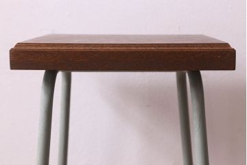 アンティーク雑貨　ペイント家具　木の質感がオリーブグリーンカラーに良く合う花台(飾り台、飾り棚、サイドテーブル)