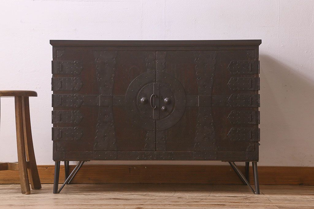 アンティーク家具　和製アンティーク　鉄脚付き　観音開き戸　シックな色合いの箪笥ローチェスト(引き出し、テレビ台)
