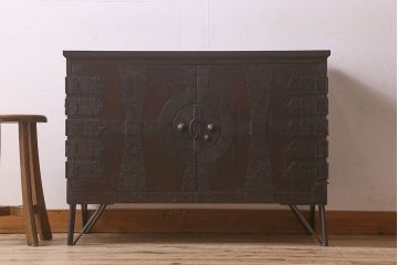 アンティーク家具　和製アンティーク　鉄脚付き　観音開き戸　シックな色合いの箪笥ローチェスト(引き出し、テレビ台)