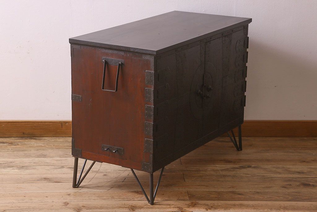 アンティーク家具　和製アンティーク　鉄脚付き　観音開き戸　シックな色合いの箪笥ローチェスト(引き出し、テレビ台)