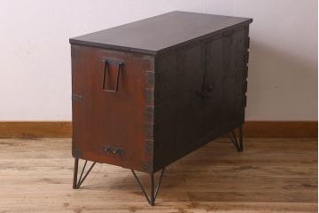 アンティーク家具　和製アンティーク　鉄脚付き　観音開き戸　シックな色合いの箪笥ローチェスト(引き出し、テレビ台)