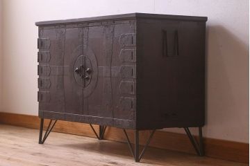 アンティーク家具　和製アンティーク　鉄脚付き　観音開き戸　シックな色合いの箪笥ローチェスト(引き出し、テレビ台)