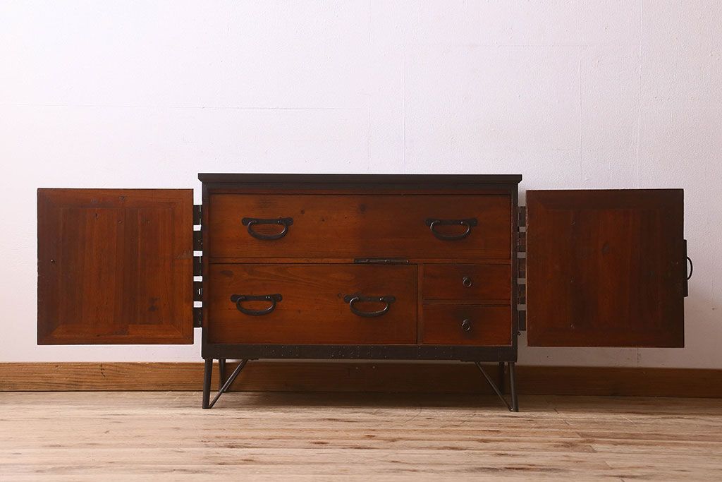 アンティーク家具　和製アンティーク　鉄脚付き　観音開き戸　シックな色合いの箪笥ローチェスト(引き出し、テレビ台)