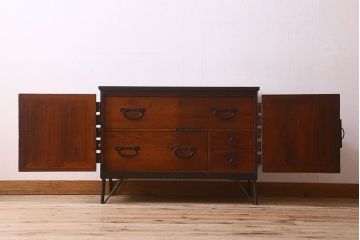 アンティーク家具　和製アンティーク　鉄脚付き　観音開き戸　シックな色合いの箪笥ローチェスト(引き出し、テレビ台)