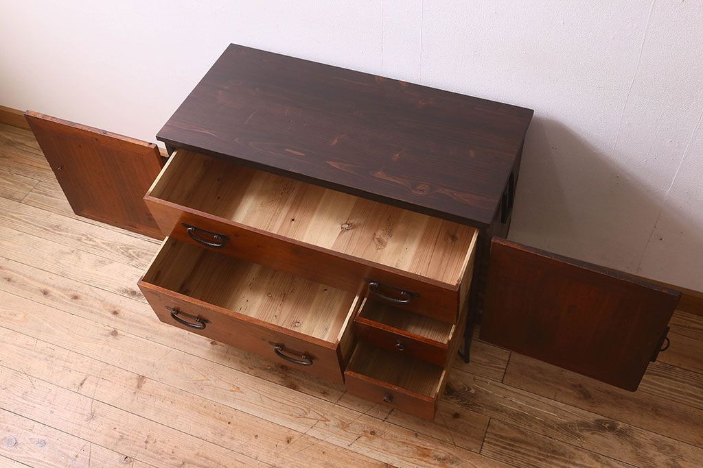 アンティーク家具　和製アンティーク　鉄脚付き　観音開き戸　シックな色合いの箪笥ローチェスト(引き出し、テレビ台)