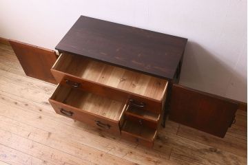 アンティーク家具　和製アンティーク　鉄脚付き　観音開き戸　シックな色合いの箪笥ローチェスト(引き出し、テレビ台)