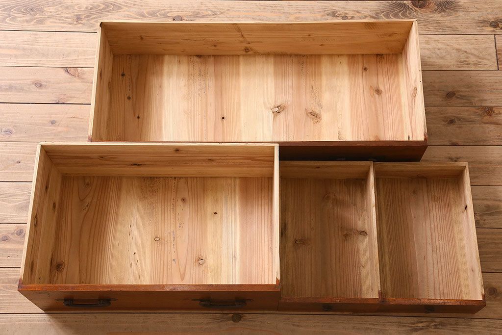 アンティーク家具　和製アンティーク　鉄脚付き　観音開き戸　シックな色合いの箪笥ローチェスト(引き出し、テレビ台)