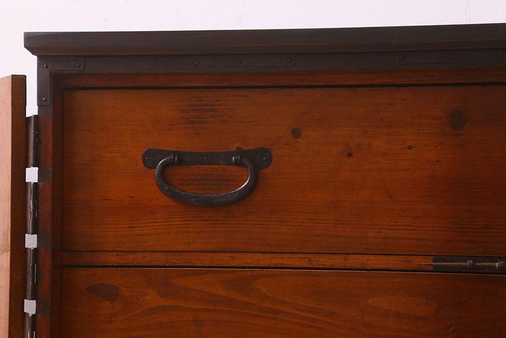 アンティーク家具　和製アンティーク　鉄脚付き　観音開き戸　シックな色合いの箪笥ローチェスト(引き出し、テレビ台)