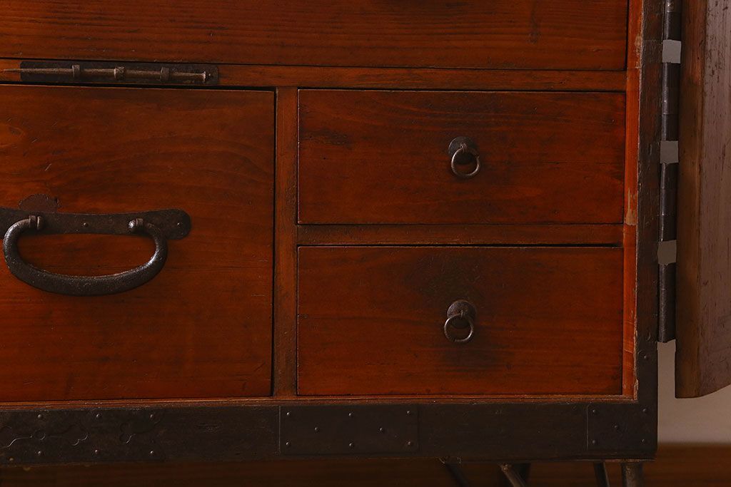 アンティーク家具　和製アンティーク　鉄脚付き　観音開き戸　シックな色合いの箪笥ローチェスト(引き出し、テレビ台)