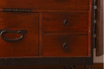 アンティーク家具　和製アンティーク　鉄脚付き　観音開き戸　シックな色合いの箪笥ローチェスト(引き出し、テレビ台)