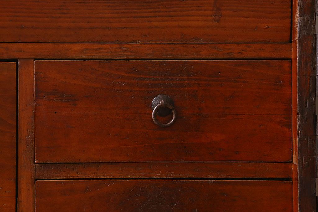アンティーク家具　和製アンティーク　鉄脚付き　観音開き戸　シックな色合いの箪笥ローチェスト(引き出し、テレビ台)