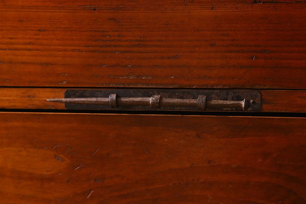 アンティーク家具　和製アンティーク　鉄脚付き　観音開き戸　シックな色合いの箪笥ローチェスト(引き出し、テレビ台)