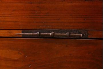 アンティーク家具　和製アンティーク　鉄脚付き　観音開き戸　シックな色合いの箪笥ローチェスト(引き出し、テレビ台)