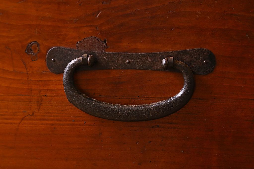 アンティーク家具　和製アンティーク　鉄脚付き　観音開き戸　シックな色合いの箪笥ローチェスト(引き出し、テレビ台)