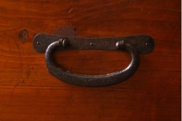 アンティーク家具　和製アンティーク　鉄脚付き　観音開き戸　シックな色合いの箪笥ローチェスト(引き出し、テレビ台)