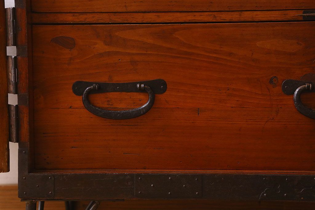 アンティーク家具　和製アンティーク　鉄脚付き　観音開き戸　シックな色合いの箪笥ローチェスト(引き出し、テレビ台)