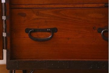 アンティーク家具　和製アンティーク　鉄脚付き　観音開き戸　シックな色合いの箪笥ローチェスト(引き出し、テレビ台)