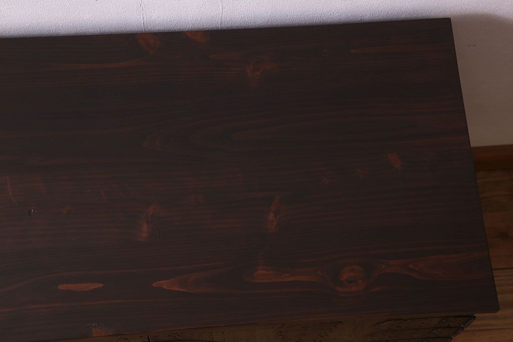 アンティーク家具　和製アンティーク　鉄脚付き　観音開き戸　シックな色合いの箪笥ローチェスト(引き出し、テレビ台)