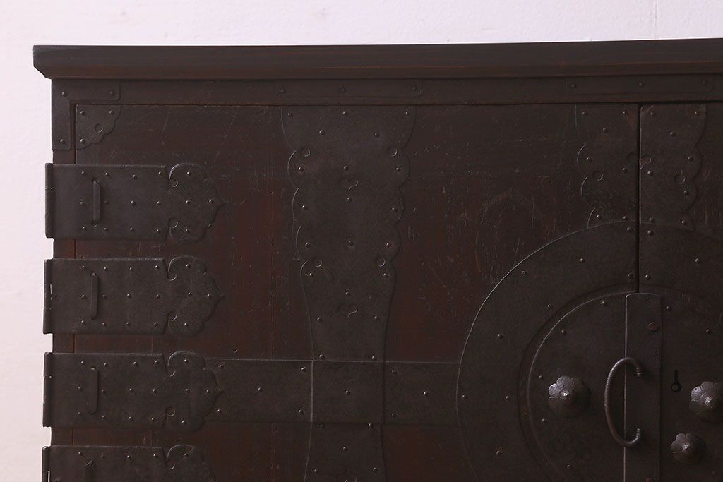 アンティーク家具　和製アンティーク　鉄脚付き　観音開き戸　シックな色合いの箪笥ローチェスト(引き出し、テレビ台)