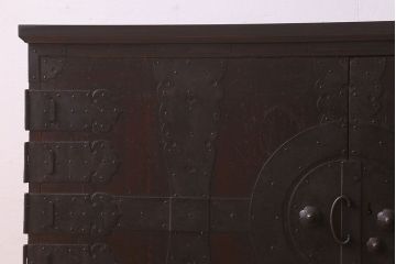 アンティーク家具　和製アンティーク　鉄脚付き　観音開き戸　シックな色合いの箪笥ローチェスト(引き出し、テレビ台)