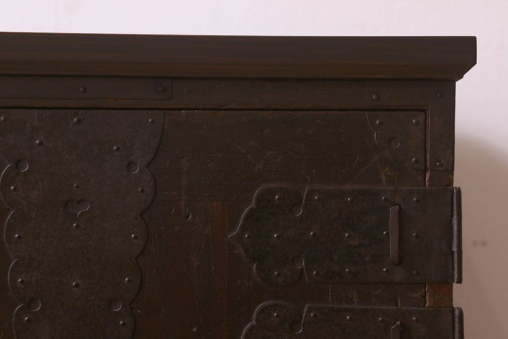 アンティーク家具　和製アンティーク　鉄脚付き　観音開き戸　シックな色合いの箪笥ローチェスト(引き出し、テレビ台)