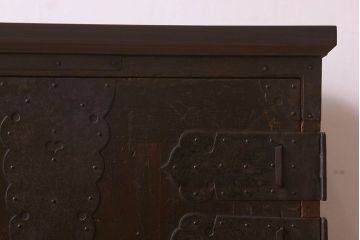 アンティーク家具　和製アンティーク　鉄脚付き　観音開き戸　シックな色合いの箪笥ローチェスト(引き出し、テレビ台)