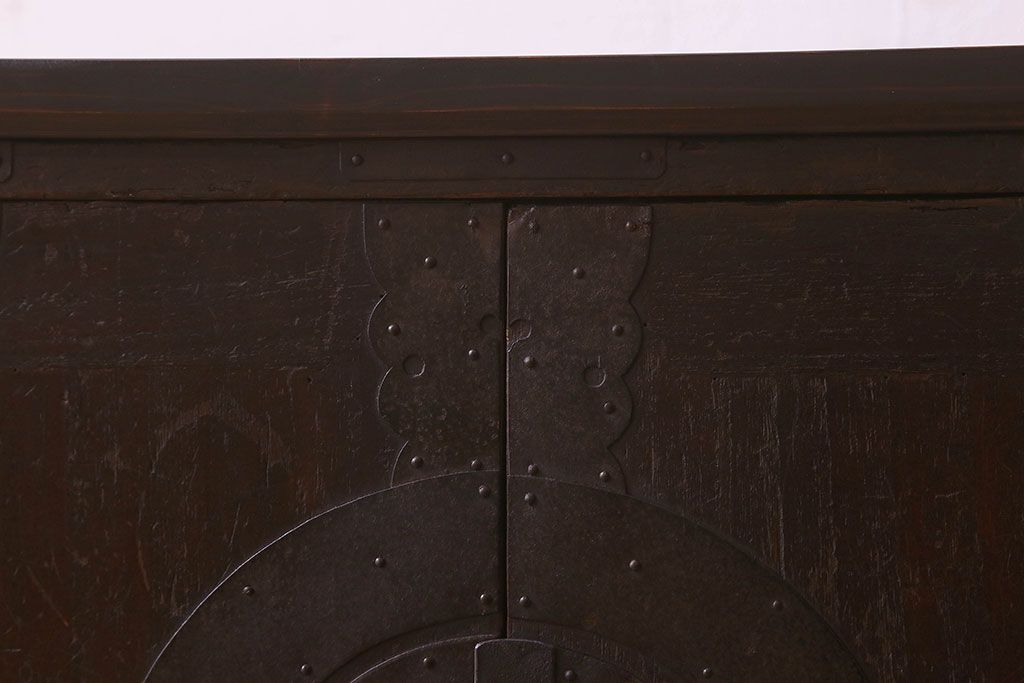 アンティーク家具　和製アンティーク　鉄脚付き　観音開き戸　シックな色合いの箪笥ローチェスト(引き出し、テレビ台)