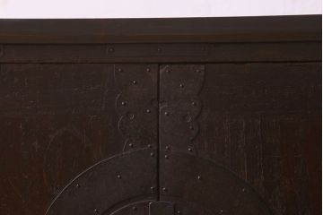 アンティーク家具　和製アンティーク　鉄脚付き　観音開き戸　シックな色合いの箪笥ローチェスト(引き出し、テレビ台)